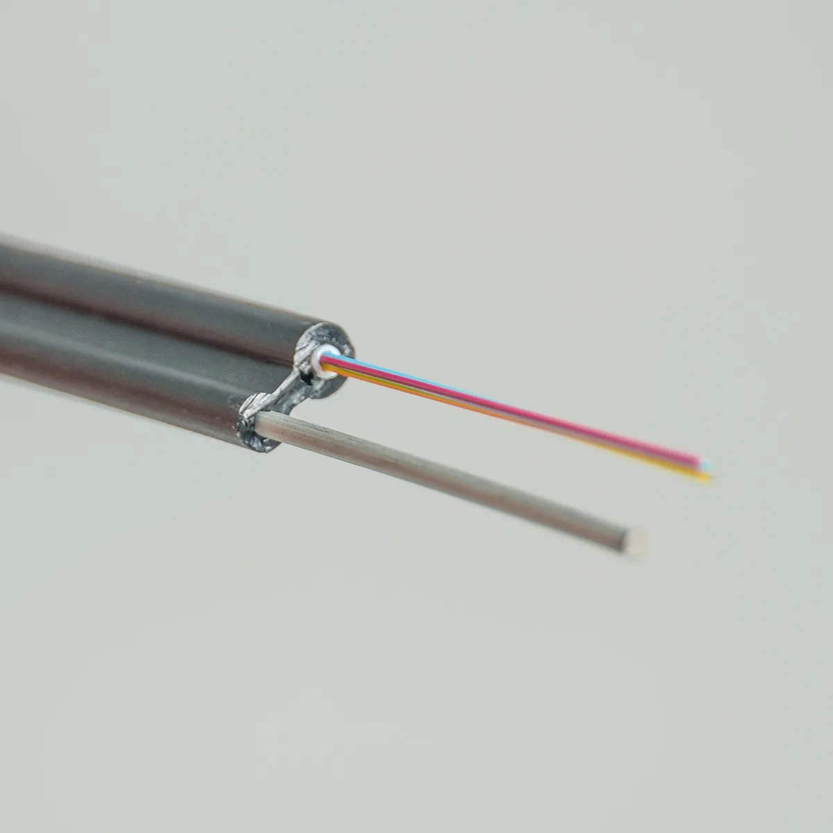 Fig8 Central Loose Tube FTTH Fiber Optic Fiber Cable GYXTC8Y-2/4/6/8/12B1.3