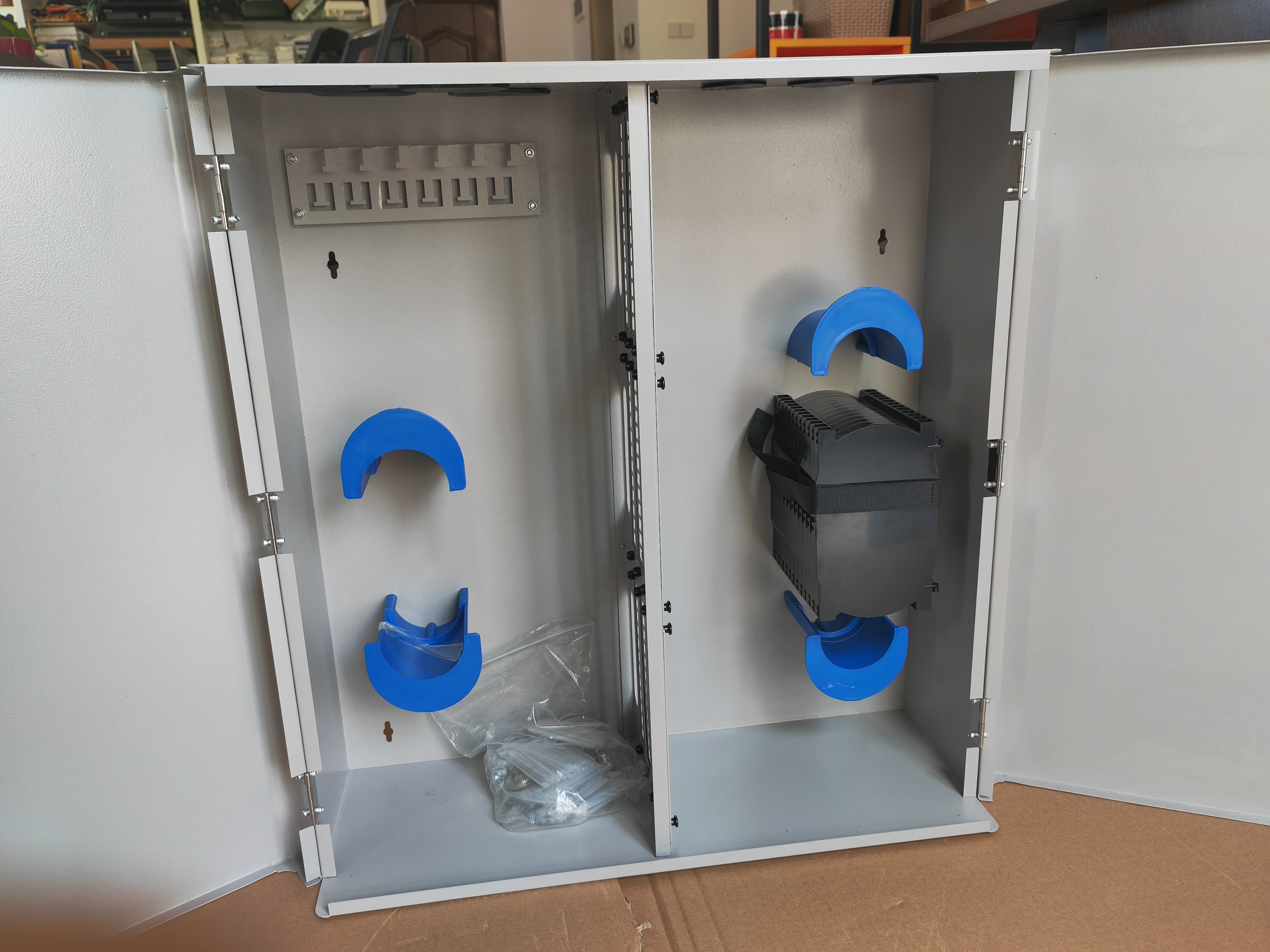 24, 48, 96, 144 Core Wall Mount Odf Fiber Delivery Point (fdp) Metal Fiber Enclosure Wall Box